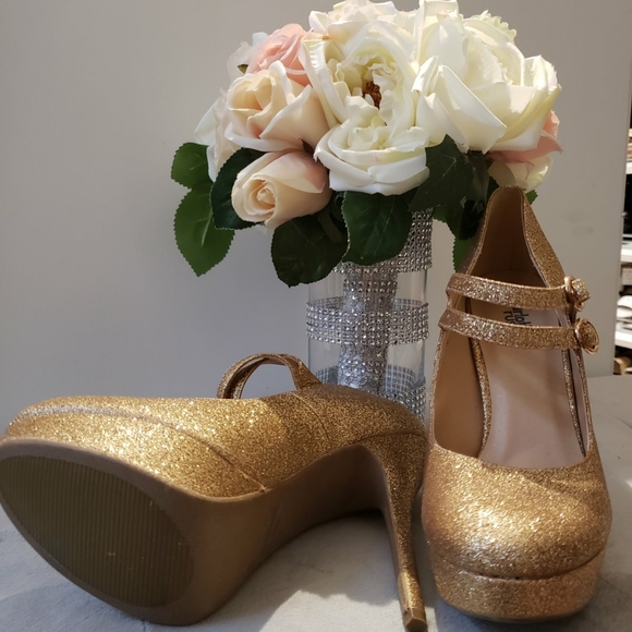 Gold sparkling shoes - Picture 2 of 3